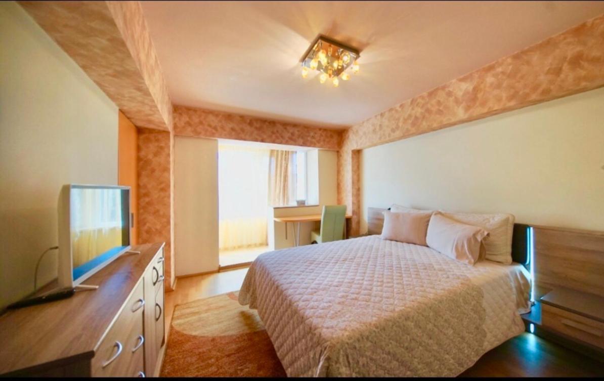 Central Apartment 4 Rooms Брашов Екстер'єр фото